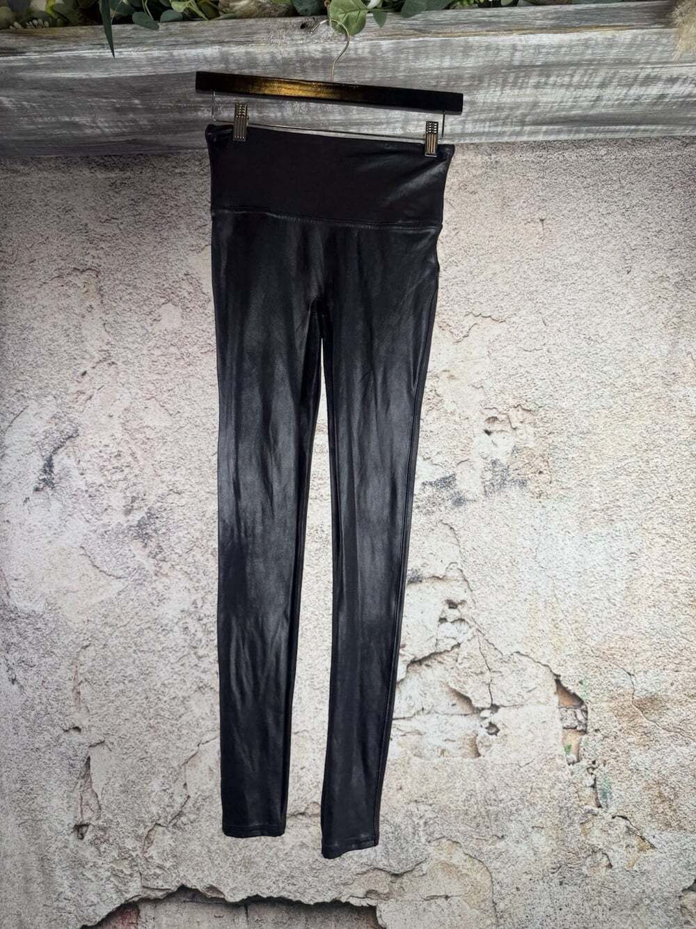 Womens Spanx black leggings with sheen sz M preloved ankle length   A584
